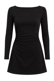 Vestido corto de fit ajustado, corte en a, cuello barco, manga larga y plisados en cintura.