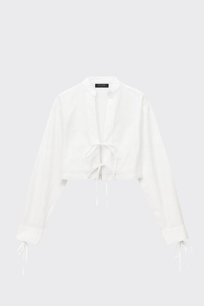 Camisa corta de fit recto, manga larga con puño y lazado decorativo, cuello mao y cierre frontal con lazado amarrable.