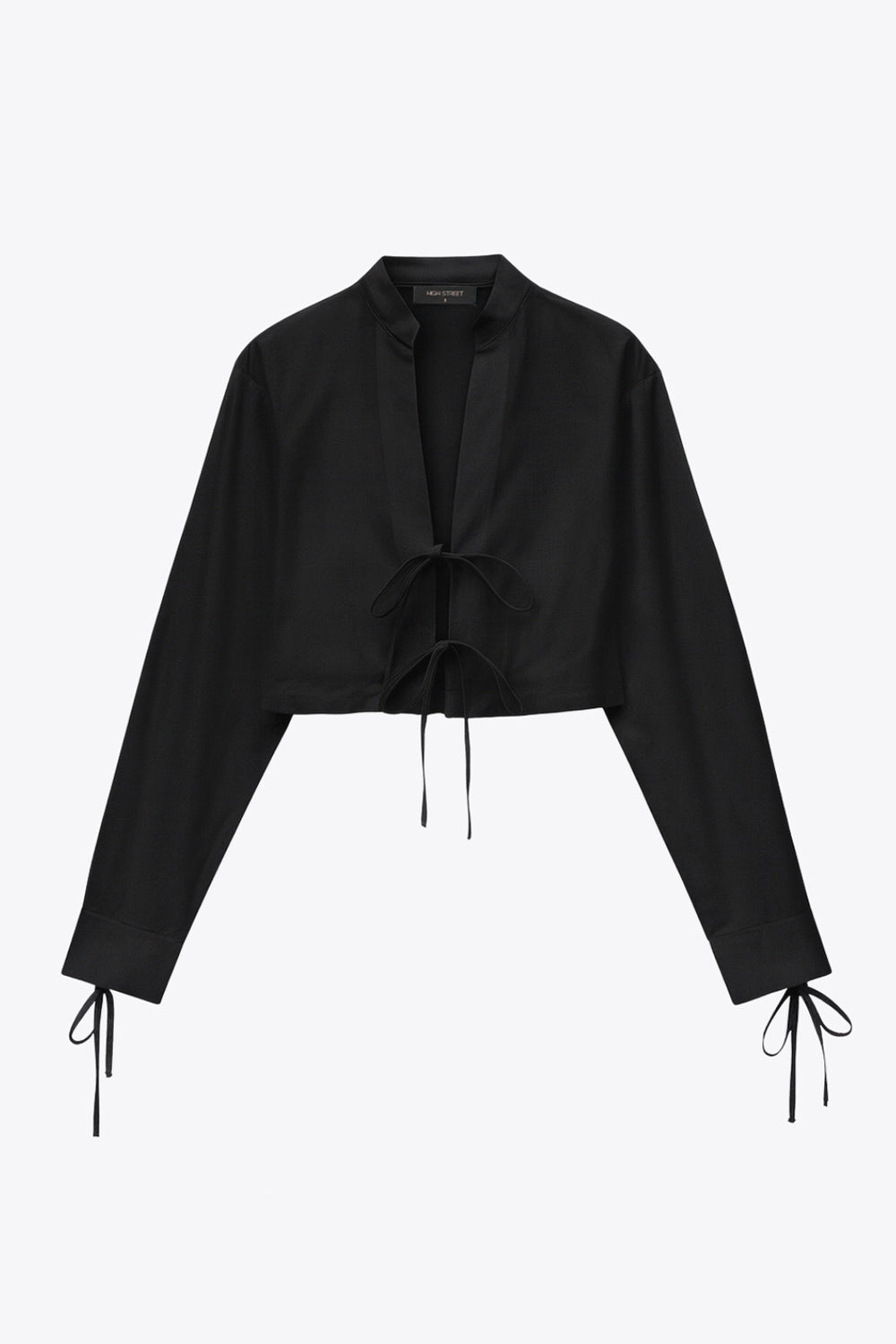 Camisa corta de fit recto, manga larga con puño y lazado decorativo, cuello mao y cierre frontal con lazado amarrable.