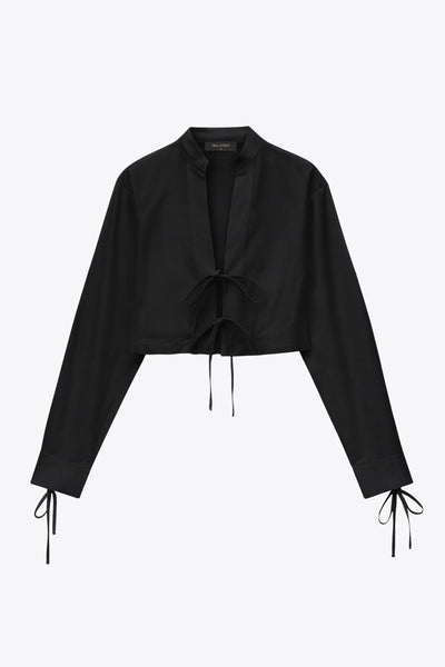 Camisa corta de fit recto, manga larga con puño y lazado decorativo, cuello mao y cierre frontal con lazado amarrable.