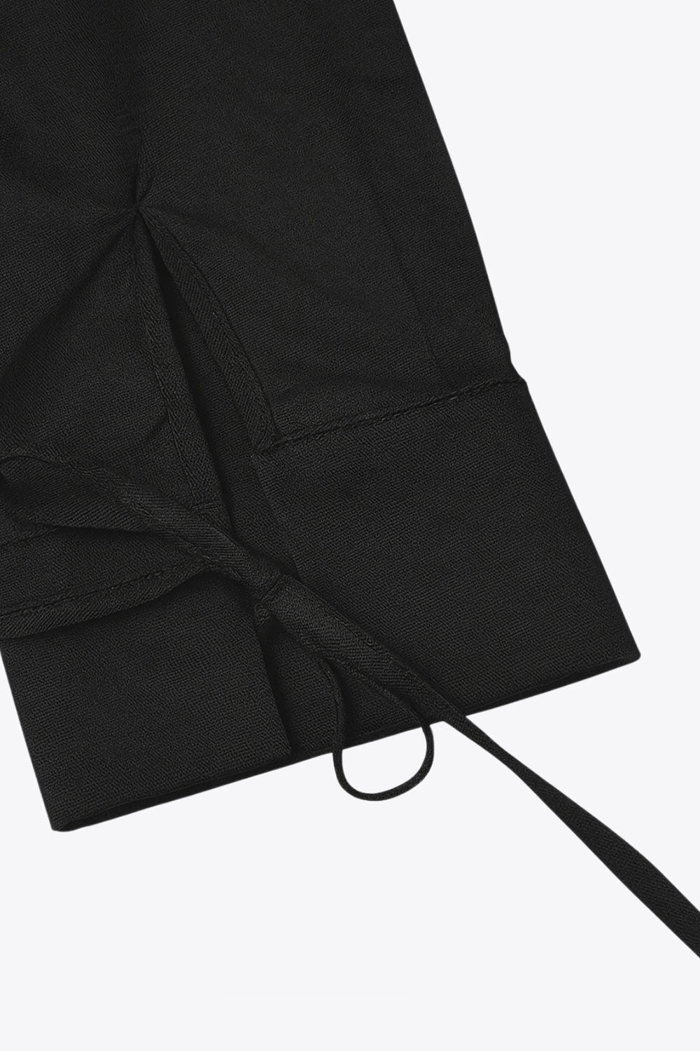 Camisa corta de fit recto, manga larga con puño y lazado decorativo, cuello mao y cierre frontal con lazado amarrable.