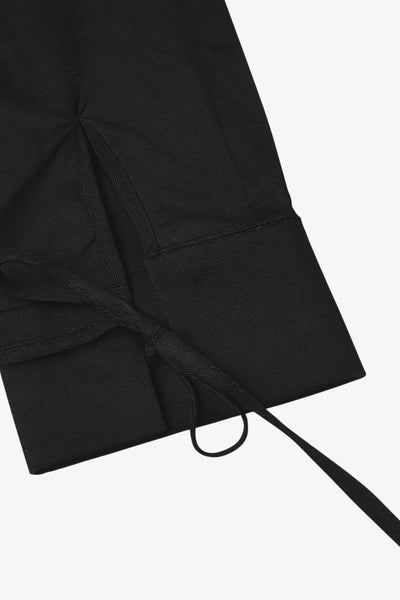 Camisa corta de fit recto, manga larga con puño y lazado decorativo, cuello mao y cierre frontal con lazado amarrable.