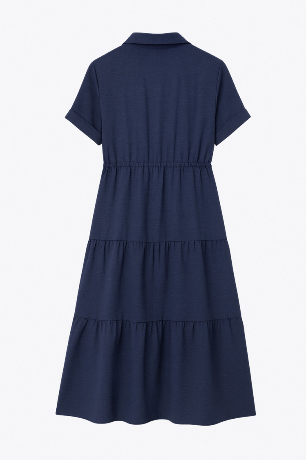 Maxi vestido camisero de manga corta con doblez en borde, cuello camisero, plisados frontales, olanes en bajo, jareta ajustable en cintura y cierre frontal con hilera de botones.