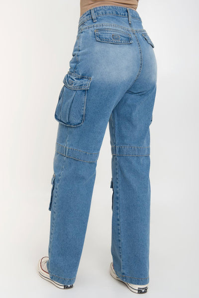 Pantalón multipocket cargo de denim, cintura alta con pretina y trabillas, de fit wide leg, bolsillos delanteros, laterales cargo y posteriores decorativos con cartera. Detalle cortes con costura en rodilla, cierre frontal con botón y cremallera oculta.