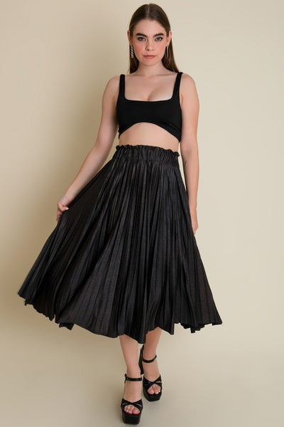 Falda midi metálica plisada, de corte en a y cintura alta paper bag con pretina elástica.