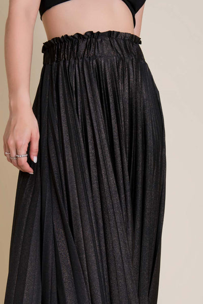 Falda midi metálica plisada, de corte en a y cintura alta paper bag con pretina elástica.