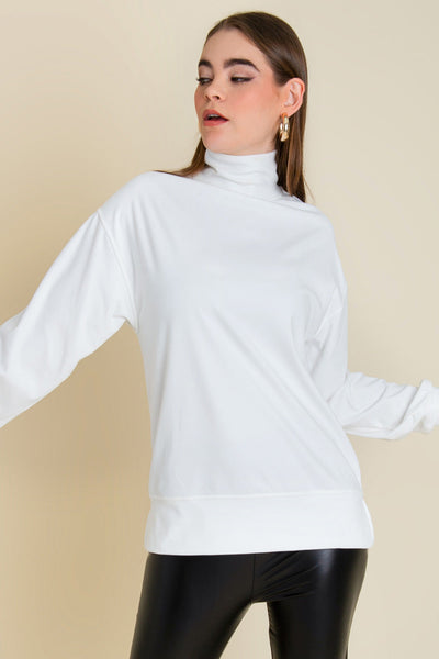 Jersey de fit oversized, manga larga, aberturas laterales en bajo y cuello alto. Detalle de rib en puños y bajo.