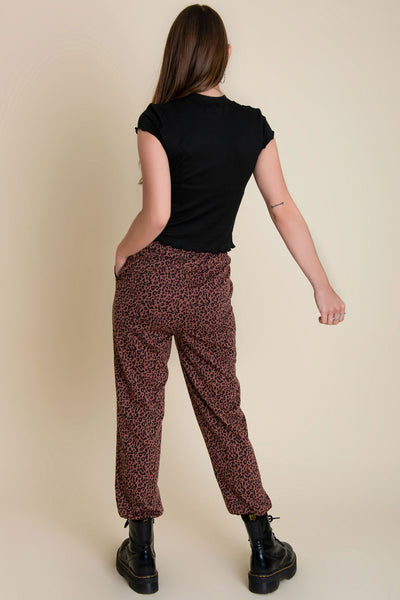 Pantalón jogger de estampado leopardo, fit recto, cintura alta con pretina y bajo elásticos, bolsillos delanteros y jareta ajustable en cintura.