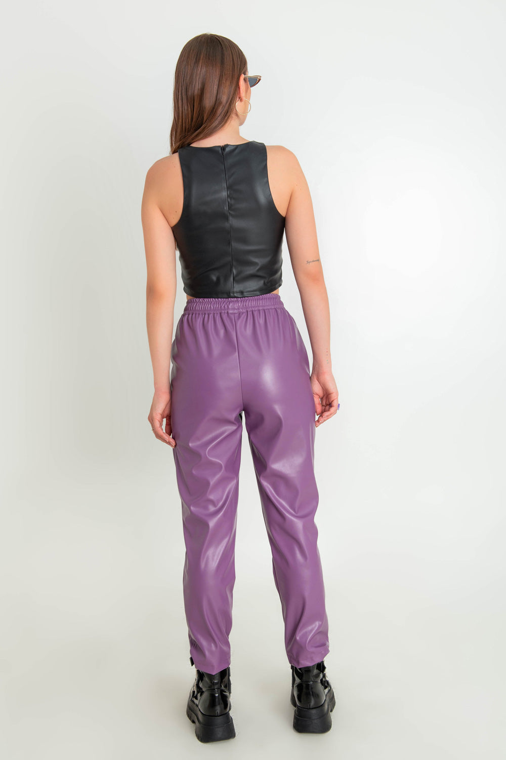 Pantalón jogger de fit recto, efecto piel, cintura alta con pretina elástica, bolsillos delanteros y jareta frontal ajustable.