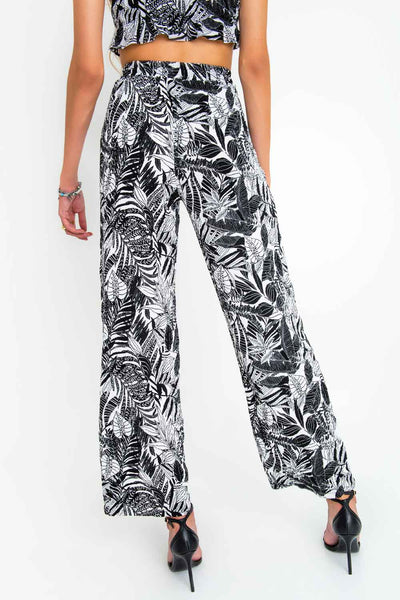 Pantalón de fit recto, estampado tropical, cintura alta con pretina elástica y jareta ajustable.