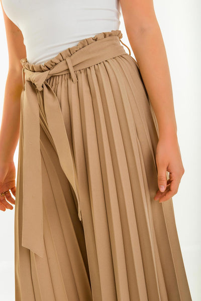 Pantalón tableado de pierna amplia, cintura alta paper bag con pretina elástica, trabillas y cinturón amarrable del mismo tejido.