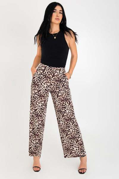 Pantalón wide leg de estampado leopardo, fit fluido, cintura alta con pretina elástica fruncida y bolsillos delanteros. 